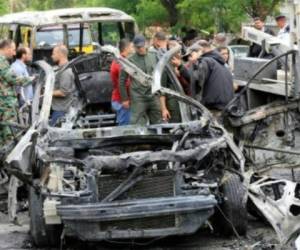 Los restos de uno de los vehículos que estaba en la zona. Foto AFP