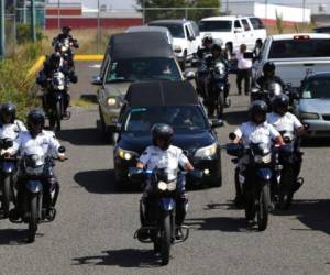 Familiares de las víctimas mientras las llevaban a una funeraria. Foto: Agencia AP.