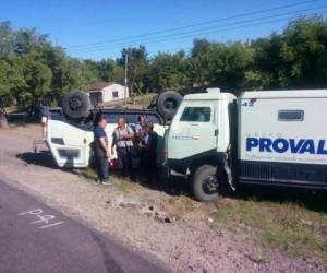 Otro vehículo de la misma empresa llegó para trasladar los bienes del carro accidentado. (Foto: El Heraldo Honduras/ Noticias Honduras