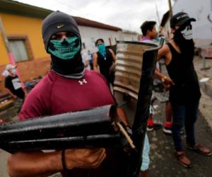 Manifestantes antigubernamentales permanecen en una barricada improvisada en el pueblo de Masaya. Foto AFP