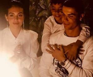 Cristiano junto a Gerogina y su hijo en su cumpleaños. Foto: Instagram