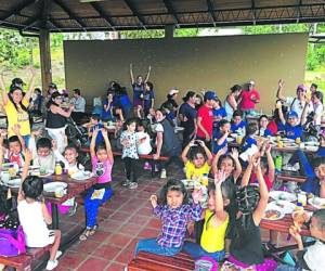 Los “cepuditos” celebraron el Día del Niño a los infantes de la Asociación Compartir.