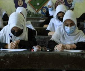 Estudiantes mujeres asisten a clases en Herat, Afganistán, el 17 de agosto de 2021. Foto: Agencia AFP.