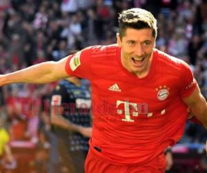 El delantero polaco del Bayern Múnich Robert Lewandowski celebra tras anotar el 1-0 durante el partido de fútbol de la Primera división alemana de la Bundesliga entre el FC Bayern de Múnich y el 1 de Colonia en Múnich. Foto: Agencia AFP.