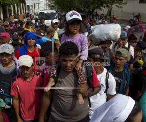 Los migrantes iniciarán su tercer día de marcha por la madrugada y esperarán a unos 40 kilómetros hasta Zacapa. Foto:AP