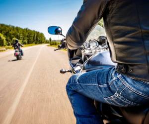 Para prevenir accidentes y garantizar un viaje seguro, es esencial adoptar un enfoque preventivo cuando se desplace en motocicleta.