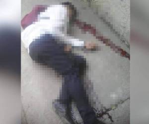 El cuerpo de uno de los estudiantes víctimas de la balacera en el sector 10 de la colonia Hato de Enmedio, quedó tirado sobre una acera (Foto: Estalin Irías / Sucesos de Honduras)