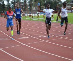 Rolando Palacios entrando atrás de Costa Rica y Panamá durante el Centroamericano Mayor de Atletismo. Foto: Comité Olímpico Hondureño (COH).