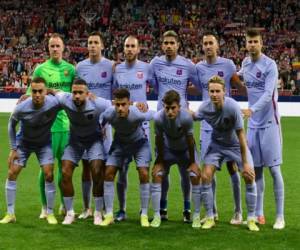 Los jugadores del equipo de Barcelona posan antes del partido de fútbol de la Liga española entre el Club Atlético de Madrid y el FC Barcelona en el estadio Wanda Metropolitano de Madrid.