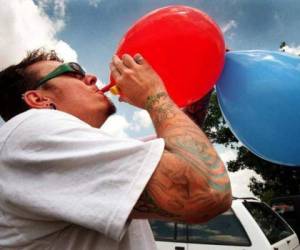 Foto ilustrativa de una persona inhalando gas de la risa. (Foto: AFP)