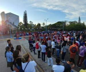 Desde la 7:00 de la mañana un total de 15,118 aspirantes llegaron hasta la Universidad Nacional Autónoma de Honduras. Foto Alejandro Amador/ EL HERALDO