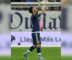 Leo Messi celebra su gol 55 con la camisa de la selección argentina.