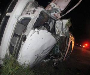 Seis otros inmigrantes en la camioneta, la cual giró varias veces, resultaron heridos en el accidente.