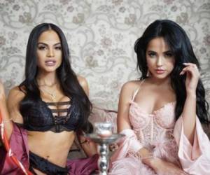 Así lucen Natti Natasha y Becky G en el vídeo 'Sin pijama'.