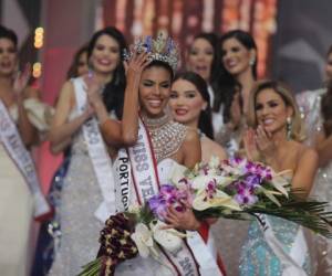 Isabella Rodríguez, representante del estado de Portuguesa, sostiene su corona tras ser nombrada Miss Venezuela durante el concurso anual de belleza en Caracas, Venezuela, el jueves 13 de diciembre de 2018.