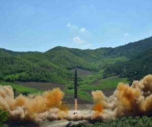 El lanzamiento 'histórico' del misil Hwasong-14 fue supervisado por el líder Kim Jong-Un, según un boletín informativo especial de la televisión estatal norcoreana. Foto: AFP