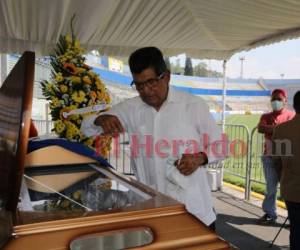 Clovis Morales llegó el jueves hasta el Estadio Nacional para despedirse de su amigo. Foto: David Romero | EL HERALDO.