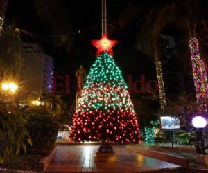 Millones de luces navideñas adornan los espacios públicos de las ciudades gemelas. Entre las plazas más vistosas están La Leona y El Obelisco. Fotos: Marvin Salgado/EL HERALDO