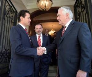 Presidente mexicano Enrique Pena Nieto dándole la mano al secretario de Estado Rex Tillerson, junto al ministro mexicano de Relaciones Exteriores Luis Videgaray. Foto AFP