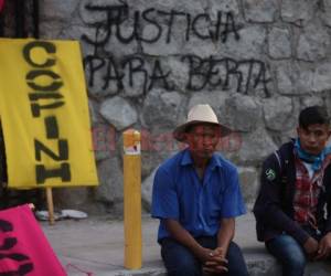 En las afueras de la Corte Suprema de Justicia, los miembros del Copinh clamaban justicia por la muerte de la ambientalista.