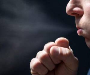 La tos genera la mayor cantidad de gotas, la investigación ha demostrado que solo dos o tres minutos de conversación pueden producir tantas gotas como una tos. Foto: Latin US