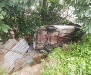 El carro quedó a escasos centímetros del techo de una vivienda, por lo que pudo haber provocado una tragedia mayor. (Foto: Estalin Irías/ El Heraldo)