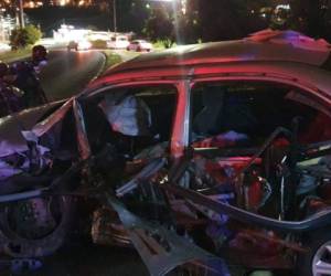 El conductor que sobrevivió, quedando gravemente herido, fue trasladado en una ambulancia del 911.