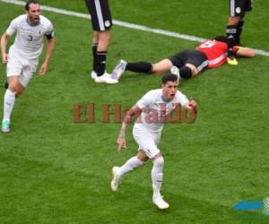 El defensor uruguayo José Giménez celebra el gol de apertura durante el partido de fútbol del Grupo A de la Copa Mundial Rusia 2018 entre Egipto y Uruguay. Foto: AFP