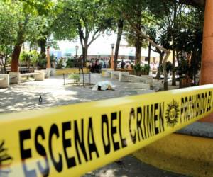 Cuerpos de las víctimas en el lugar del crimen. Fotos: AP