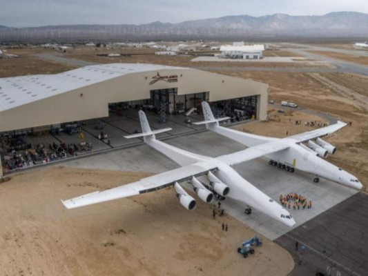 La enorme aeronave es propiedad de la compañía estadounidense Stratolaunch Systems Corporation.