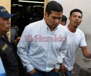 Roberto Castillo Mejía, noveno sospechoso involucrado en el asesinato de la activista hondureña Berta Cáceres, es escoltado a su salida de la corte penal de Tegucigalpa, luego de que su audiencia se pospusiera. Foto AFP
