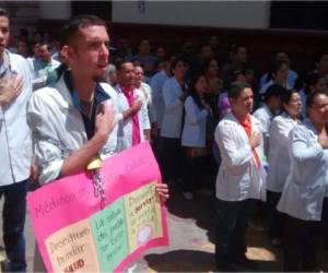 Estudiantes de Medicina de la UNAH, Unicah y Elam, se apostaron en los bajos del Congreso Nacional. (Fotos: Emilio Flores)