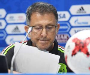 Mexico's Colombian coach Juan Carlos Osorio gives a press conference in Sochi on June 28, 2017 on the eve of the Russia 2017 FIFA Confederations Cup football semi-final match Germany vs Mexico. / AFP PHOTO / PATRIK STOLLARZ