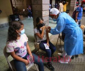 La inmunización de mayores de 12 de años continúa en los centros de vacunación. Foto: Johny Magallanes/El Heraldo