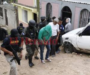 La aprehensión se dio como parte de dos allanamientos de morada efectuados en la colonia Nueva Suyapa, sector N. 4 de esta ciudad capital. FOTOS: Estalin Irías/EL HERALDO