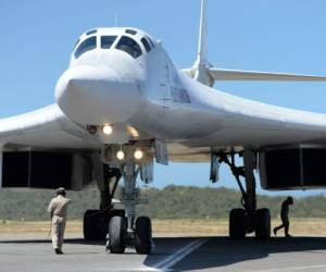 El lunes, dos bombarderos Tu-160, un avión de transporte An-124 y un avión de pasajeros Il-62 aterrizaron en el aeropuerto de Maiquetía. Foto: Agencia AFP