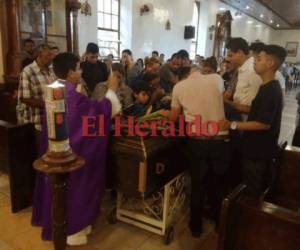 Los familiares de Douglas Rafael Méndez Ordóñez lloran sobre su féretro en la iglesia de El Paraíso.