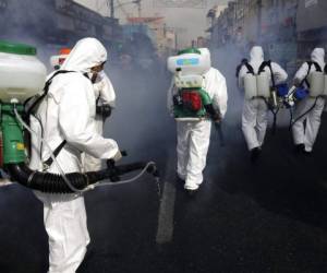 Bomberos desinfectan una calle ante la pandemia de coronavirus, en el oeste de Teherán, Irán. Foto: AP.