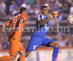 Momento en que Sandro Cárcamo, arquero del Honduras de El Progreso, se disponía a despejar, sin percatarse de la presencia del jugador motagüense. Marco Tulio Vega la robaría el balón tras ponerlo en juego y anotaría el empate. Foto: Grupo OPSA.