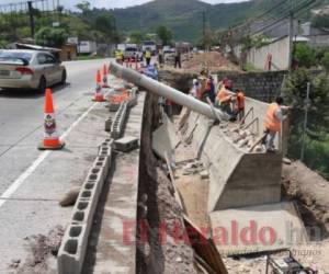 La ampliación a tres carriles en la carretera que conduce al sur de la ciudad se ha convertido en uno de los proyectos claves para aliviar el infierno vial que se vive cada día en este sector de la capital. Fotos: Marvin Salgado/El Heraldo