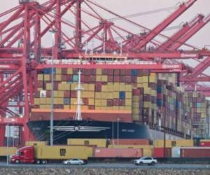 A inicios de noviembre, los puertos de Los Ángeles y Long Beach impusieron un pago a los transportadores marítimos por cargamentos que demoraran más de ocho días en el puerto. Fotos: AFP