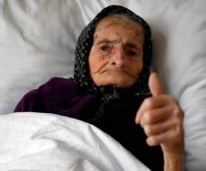 La anciana levantó su pulgar para decir que se encontraba bien. Foto: AFP