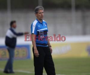 El entrenador colombiano Carlos Restrepo durante el debut de Olimpia en el Clausura 2017-18 de la Liga Nacional ante la Real Sociedad. (Foto: Juan Salgado / Grupo Opsa)