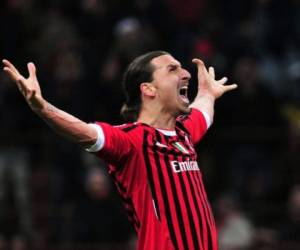 Zlatan Ibrahimovic regresa al AC Milan con 38 años de edad.