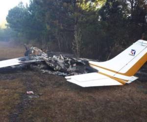 Una avioneta quemada y dos carros fueron localizados por la fuerza de tarea Chortí. Foto cortesía Twitter