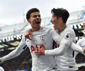 El centrocampista inglés del Tottenham Hotspur Dele Alli celebra con el delantero surcoreano Son Heung-Min del Tottenham Hotspur después de anotar su segundo gol durante el partido de fútbol de la Premier League inglesa entre Chelsea y Tottenham. foto AFP