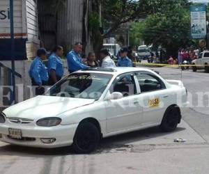 En el interior de este taxi quedó la víctima mortal tras un violento asalto. FOTOS: EL HERALDO.