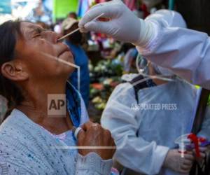 Las pruebas que vecen en septiembre de 2021 fueron entregadas en los hospitales de Chimaltenango y Huehuetenango. Foto: AP.