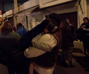 Los niños fueron los más sorprendidos por el fuerte sismo. Foto AFP