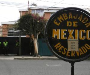Una señalización muestra la embajada mexicana en Bolivia, donde policías montan guardia en La Paz. Foto: AP.